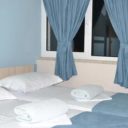 לינה וארוחת בוקר Open Doors